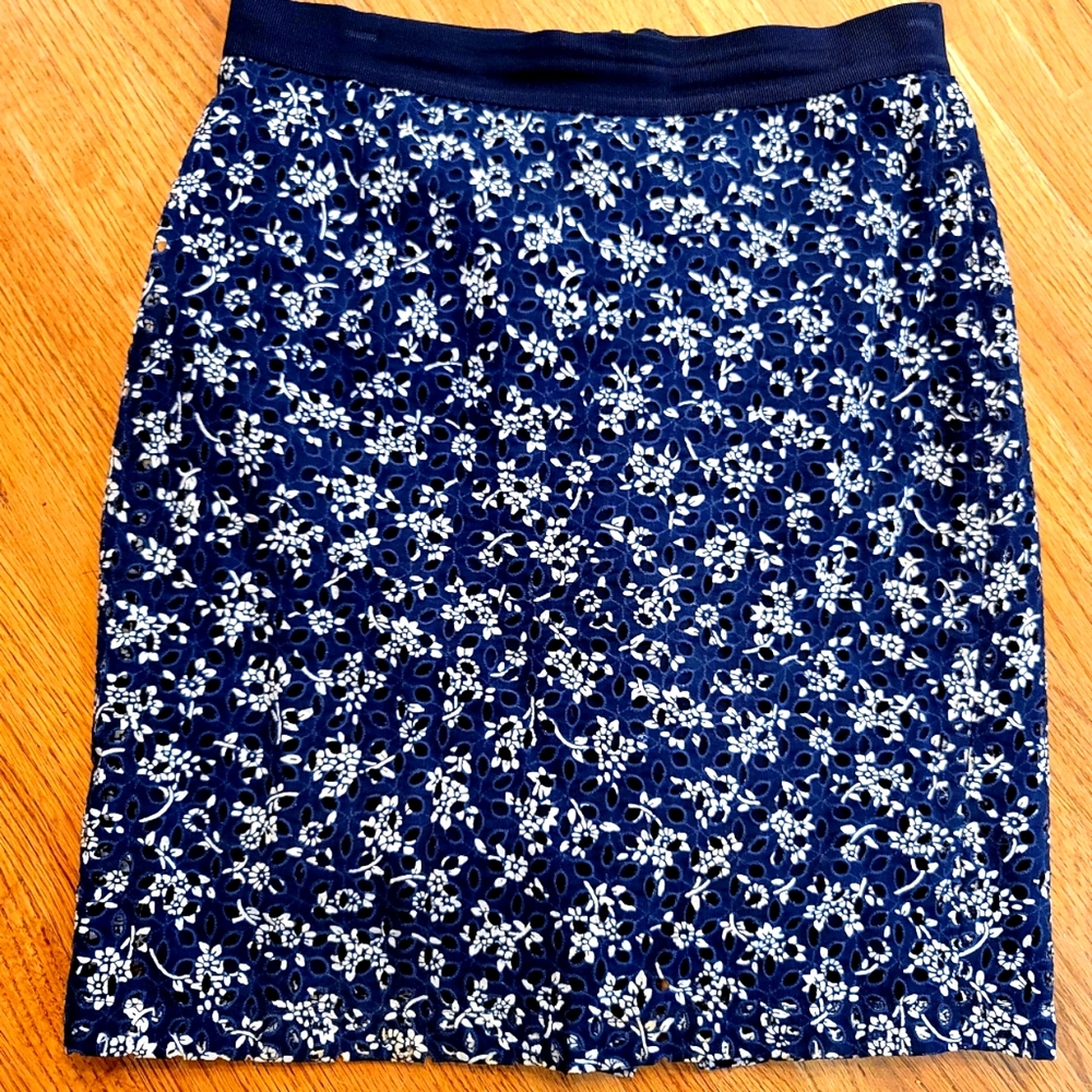 Ann Taylor Navy blue, white floral print overlay over silky lining pencil skirt